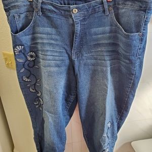 Size 24W Capri jeans with embroidery. 18$